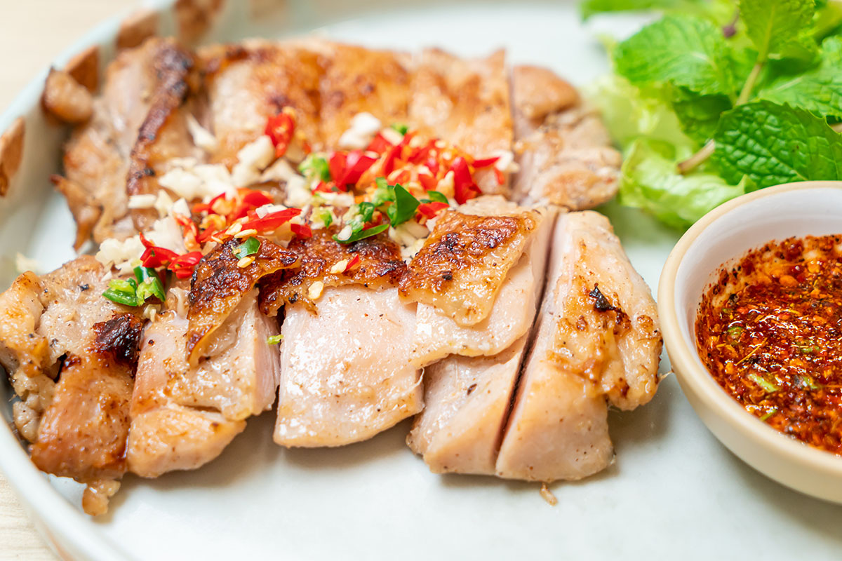 台北市中心開咖啡店不容易，夫妻檔靠料理包走出精緻簡餐之路，他們選擇與紅杉食品合作，導入生鮮料理包作為主菜解決方案，大幅減少備料人力與出餐成本，成為經營轉型的關鍵。