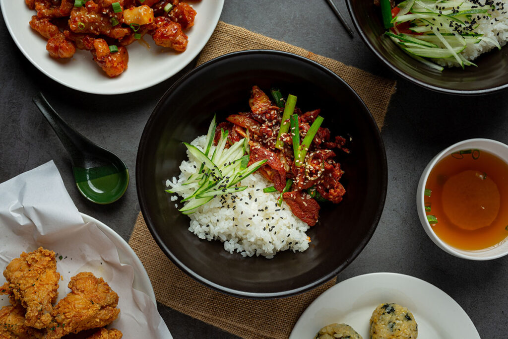 台北一級戰區敦化南路，高房租高人力下，為什麼料理包成為餐飲經營的關鍵？許多「職人咖啡簡餐餐廳」選擇將部分菜色交由專業生鮮料理包品牌處理，以穩定品質、節省備料時間。這樣的策略不但讓餐廳能更專注於「套餐搭配」、「味道平衡」，也能兼顧「出餐速度」與「每日穩定性」。