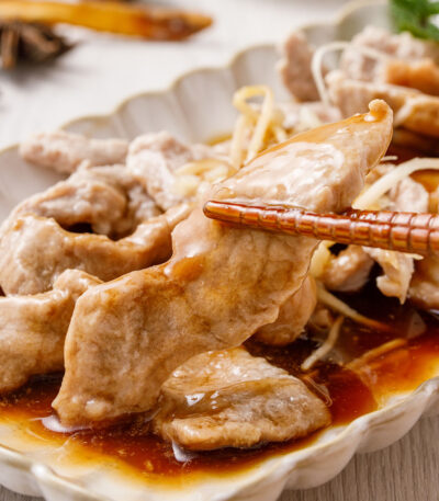 紅杉宅料理｜紅杉食品｜料理包/冷凍食品/團購/批發商/食品工廠/客製化料理包/調理包_水煮白肉佐_檸檬-蒜泥醬